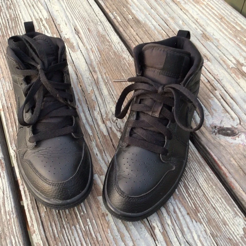 Nike Air Jordan 1 Mid Leather Trainers Triple Black size 3 youth